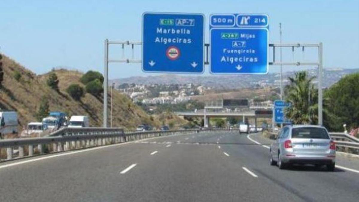 Carteles con indicaciones para tomar la autovía o la autopista en Marbella