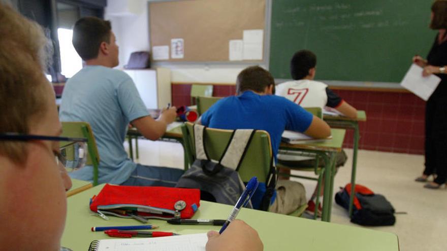 Alumnos en clase de inglés