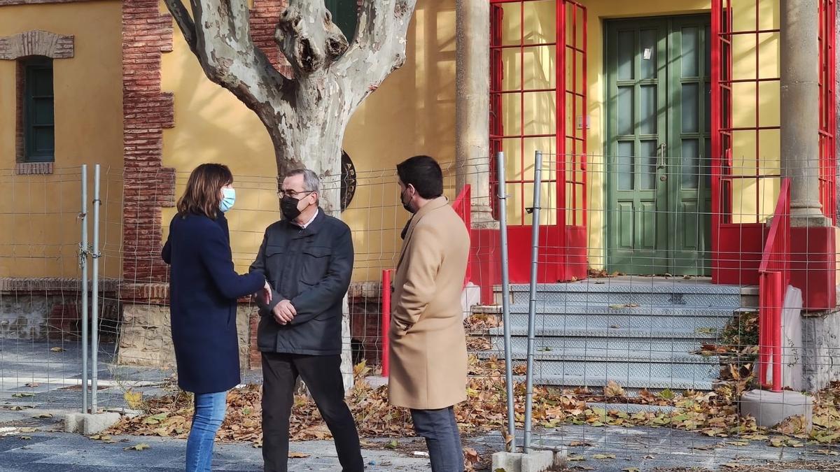 La portavoz del grupo municipal del PSOE, Lola Ranera, y otros concejals soicalistas en la Casa del Director de la antigua Azucarera del Arrabal