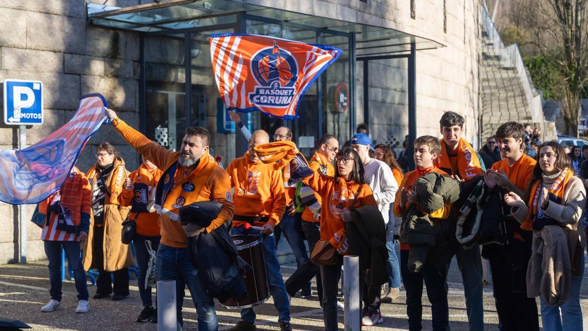 Aficionados del Leyma, en el recibimiento al equipo en el Fontes do Sar.