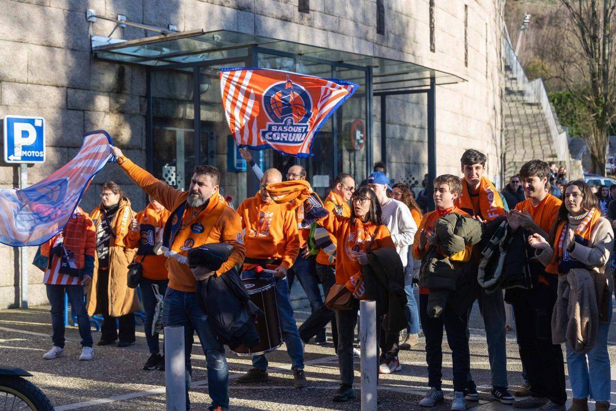 Aficionados del Leyma, en el recibimiento al equipo en el Fontes do Sar en el derbi ante el Obradoiro.