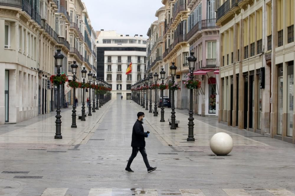 Calles vacías e inhóspitas en lo que era un Centro de Málaga bullicioso y lleno de actividad.