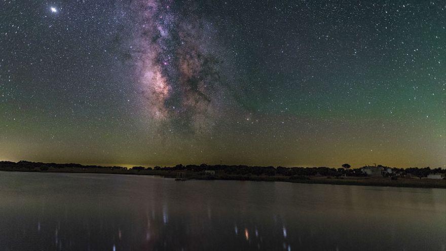 Laguna de Brozas, el enclave elegido junto al embalse permite disfrutar de las constelaciones.