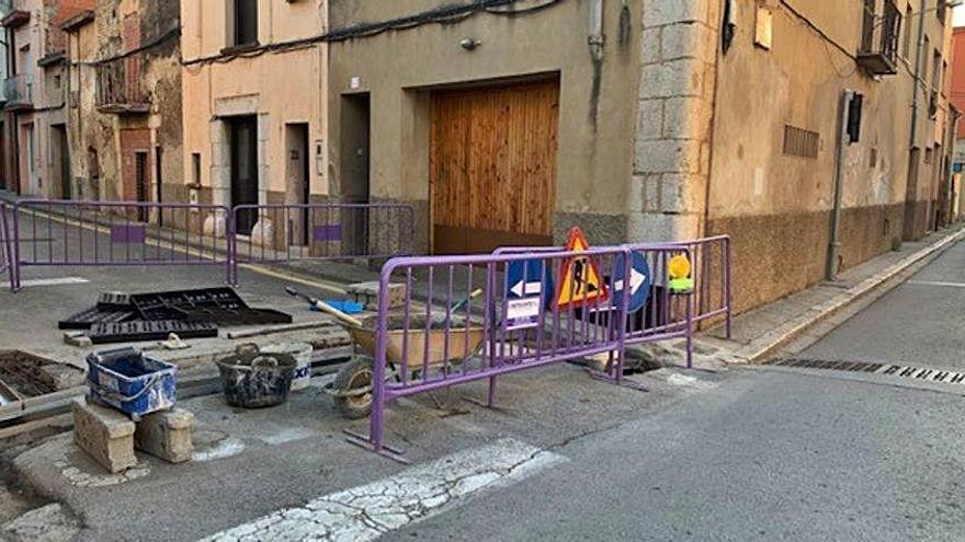 Les obres al carrer del Pont de Castelló d&#039;Empúries