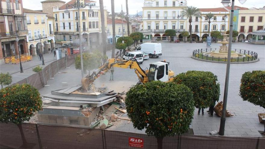 Comienza el derribo de los quioscos de la plaza de España de Mérida