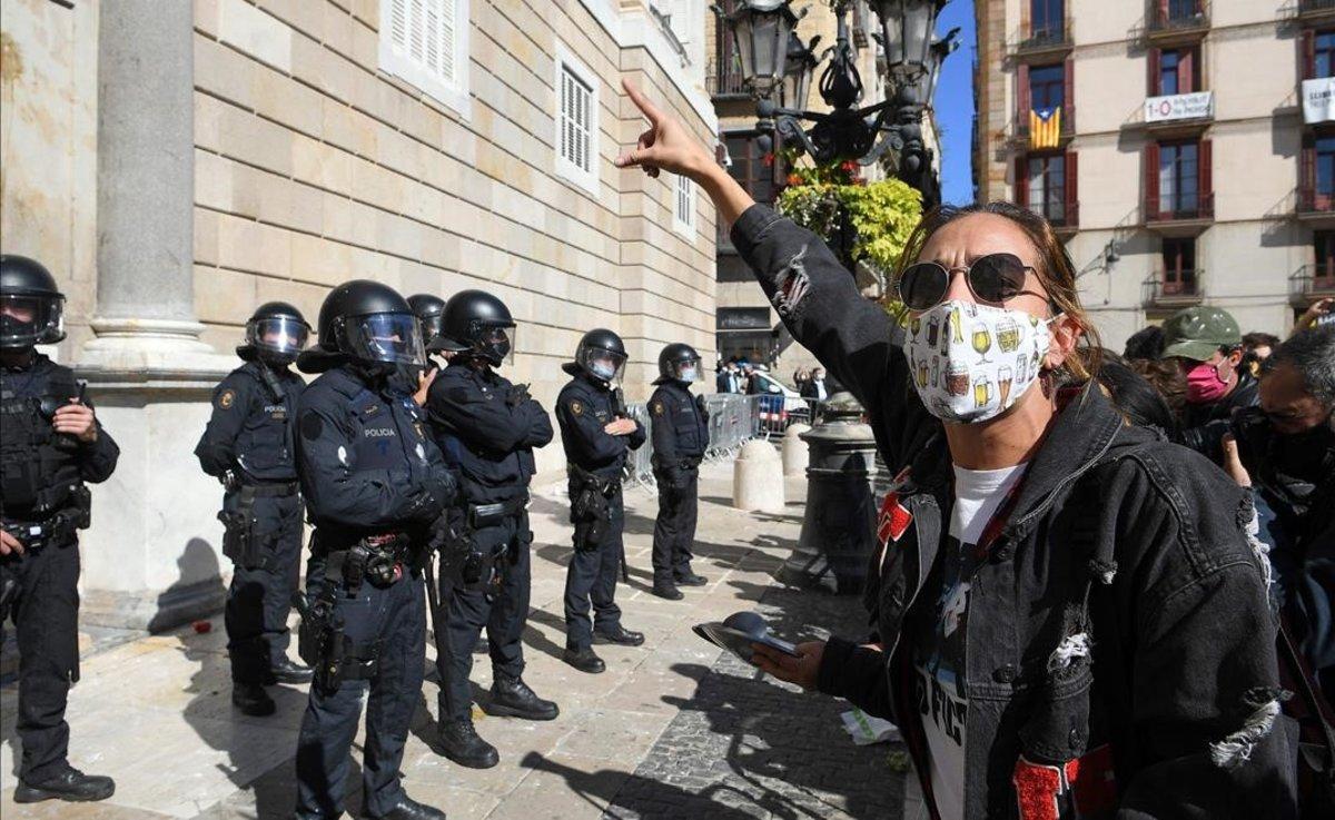 Manifestantes contra la orden de la Generalitat que cierra bares y restaurantes durante 15 días en Catalunya.