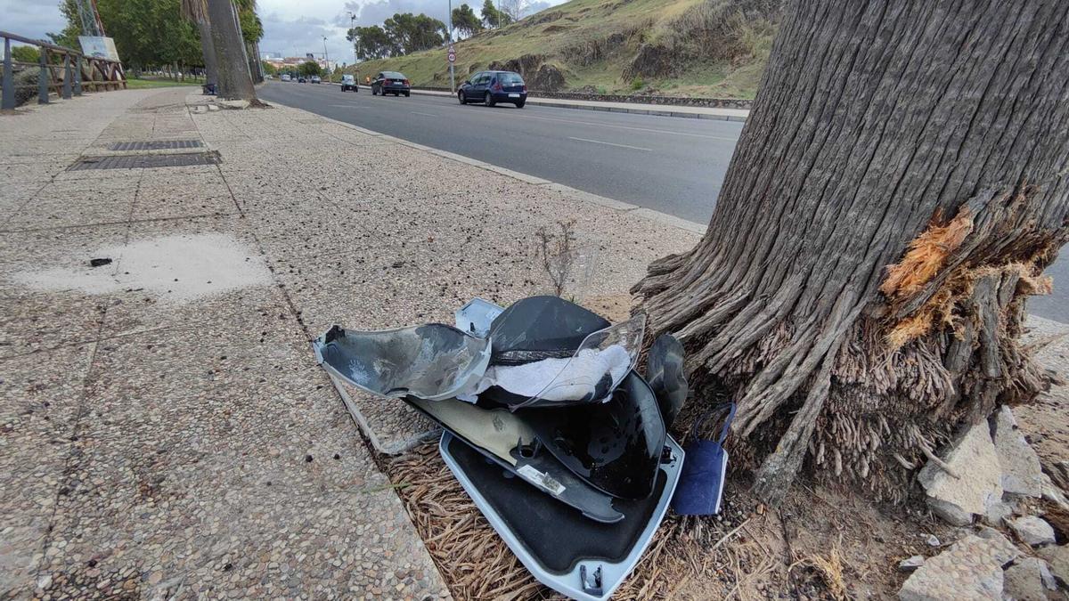 Restos de las motocicletas en el lugar del accidente