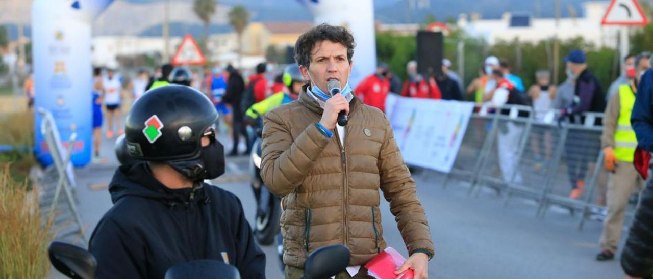 El &#039;speaker&#039; y exatleta Juan Carlos Higuero durante la salida.