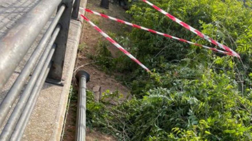 Santa Catalina pasa del desmadre al vandalismo con la rotura de tres farolas