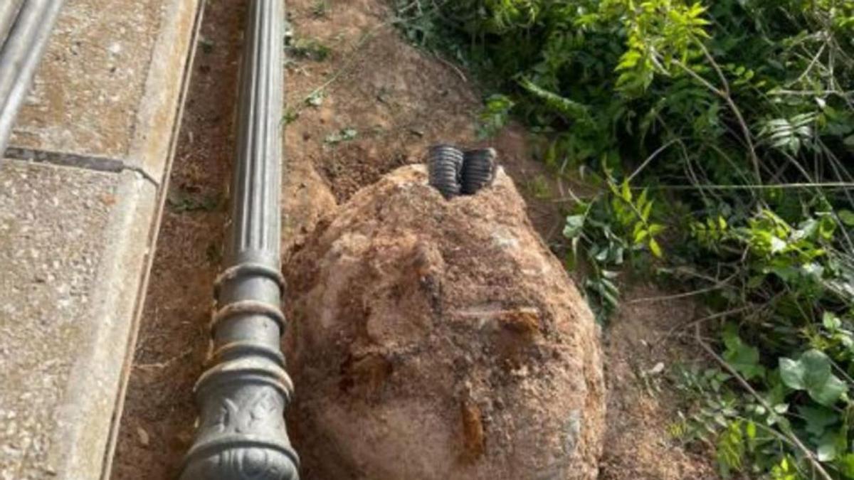 Una de las tres farolas rotas junto a Els Rentadors