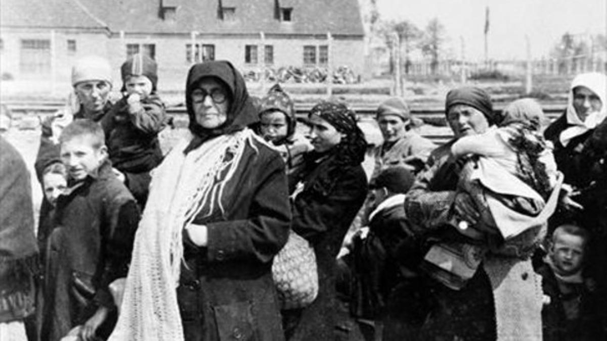 Mujeres y niños esperan ante el crematorio de Birkenau antes de entrar en la cámara de gas, en mayo de 1944.