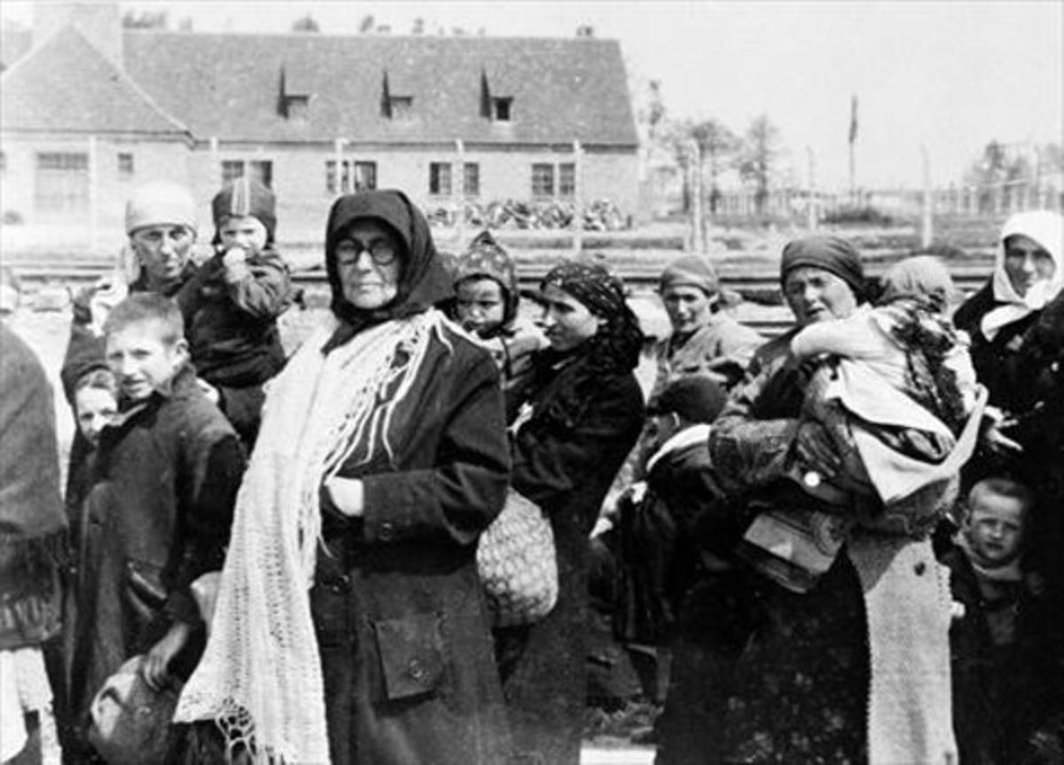 Dones i nens esperen davantel crematori de Birkenau,abans d’entrar a la cambrade gas, el maig de 1944.