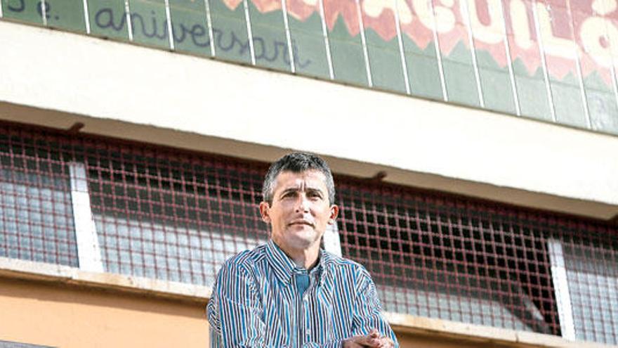 Cañabate, frente a la puerta de su colegio, en Palma.