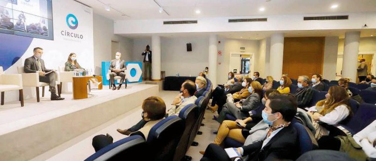 El director del Igape, Fernando Guldrís, la presidenta del Círculo, Patricia García, y el secretario de Cointega, Alberto Rocha, ante los participantes.