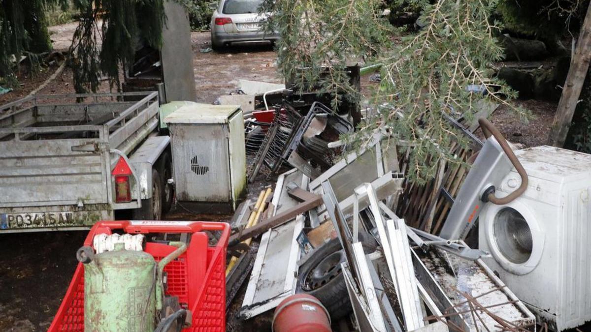 Chatarra que se acumula en el interior de la parcela.