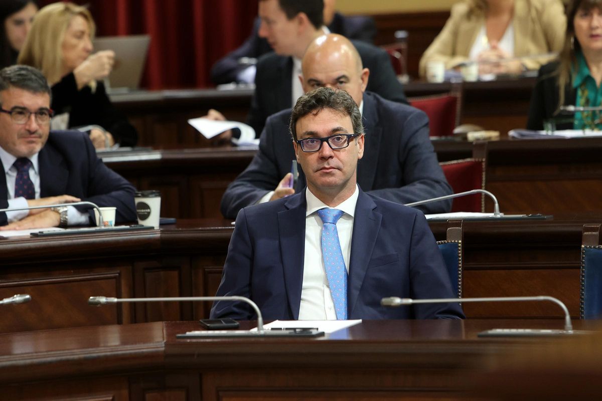 En primer plano, el vicepresidente del Govern, Antoni Costa, y, detrás, el menorquín Jordi López y el presidente del Consell de Ibiza, Vicent Marí.