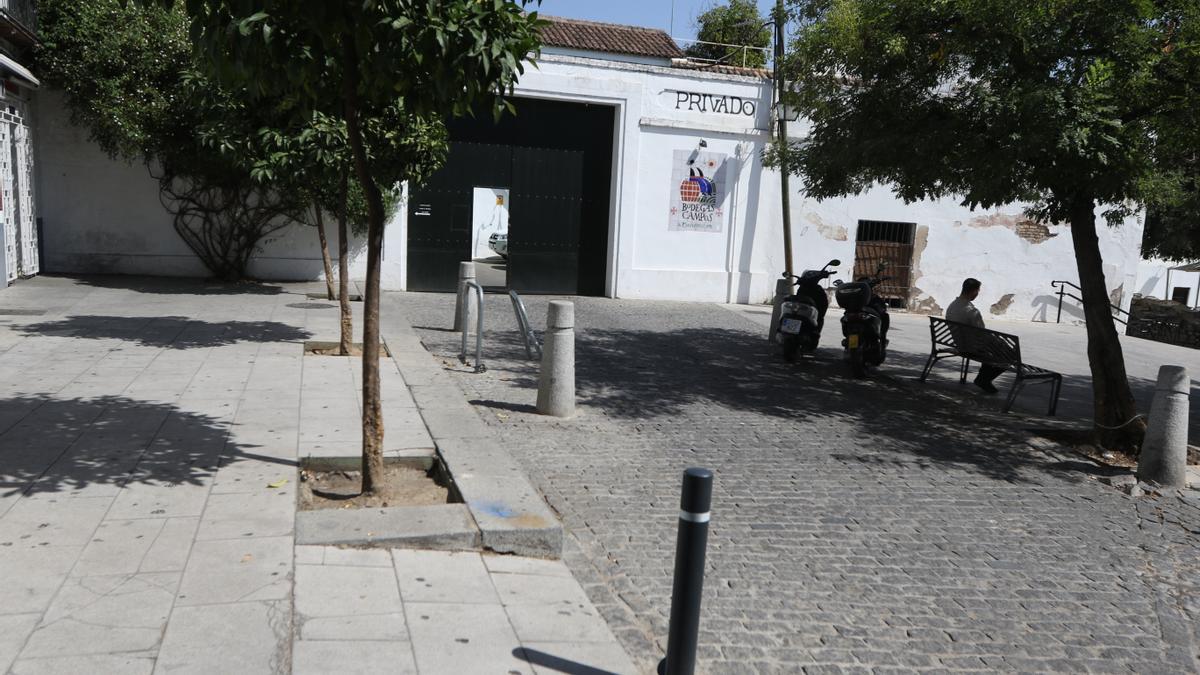 Plaza que hay junto al aparcamiento parking de Bodegas Campos junto a La Ribera