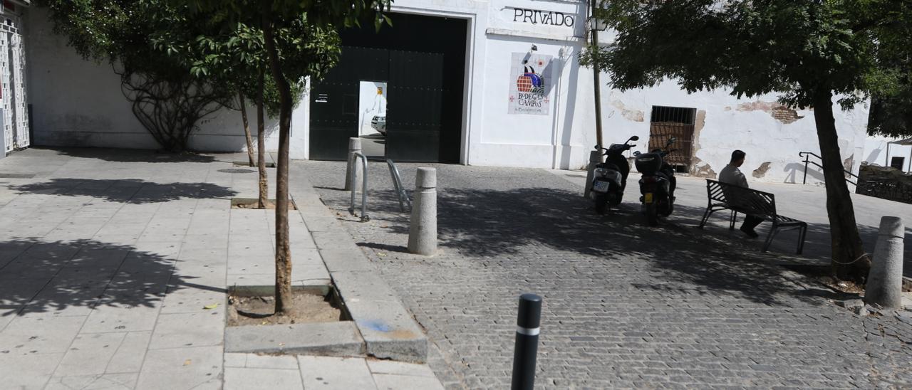 Plaza que hay junto al aparcamiento parking de Bodegas Campos junto a La Ribera
