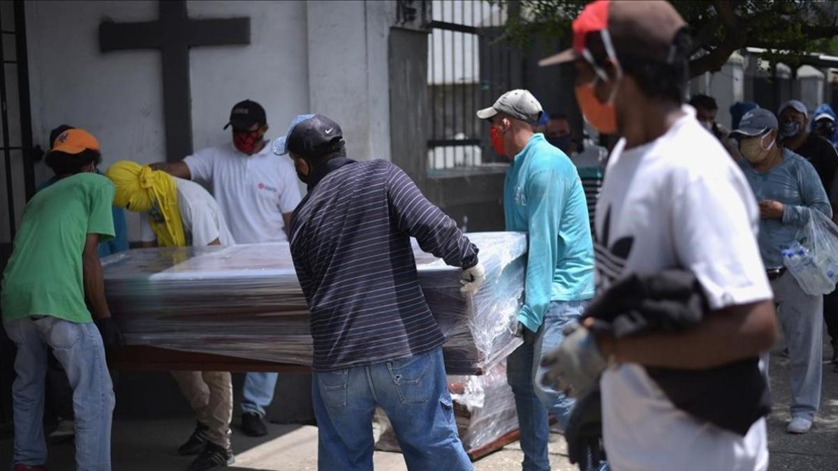 Traslado de un difunto en Guayaquil el pasado domingo.