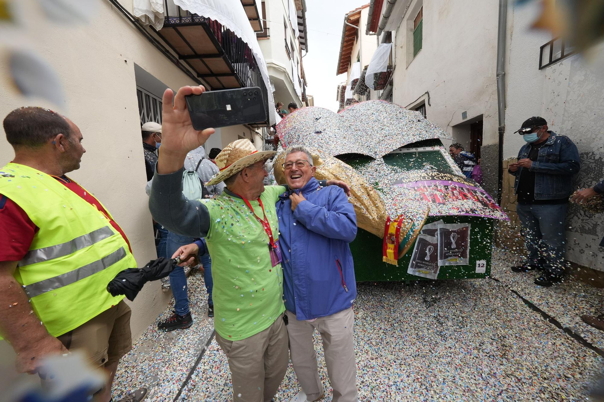 Búscate en el desfile de carrozas y disfraces de l'Anunci de Morella