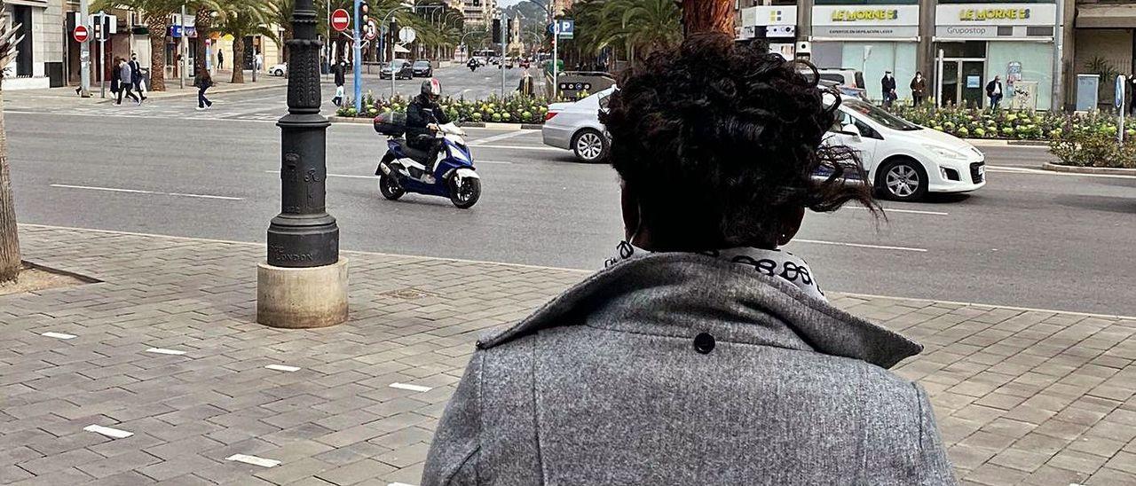 Carla posa de espaldas junto a la estación de tren de Alicante, en la avenida Salamanca