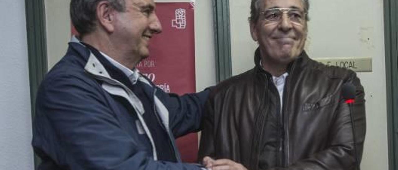 García Trillo (a la derecha), junto al secretario local del PSOE.