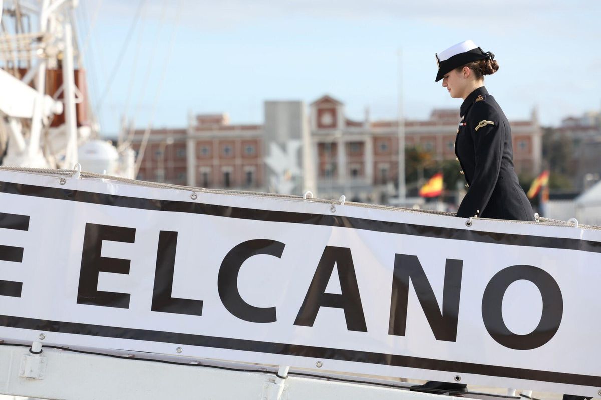 08/01/2025 La Princesa Leonor embarcando en el buque escuela Juan Sebastián Elcano en el Puerto de Cádiz, donde iniciará este sábado su instrucción como guardiamarina. POLITICA NACHO FRADE/EUROPA PRESS