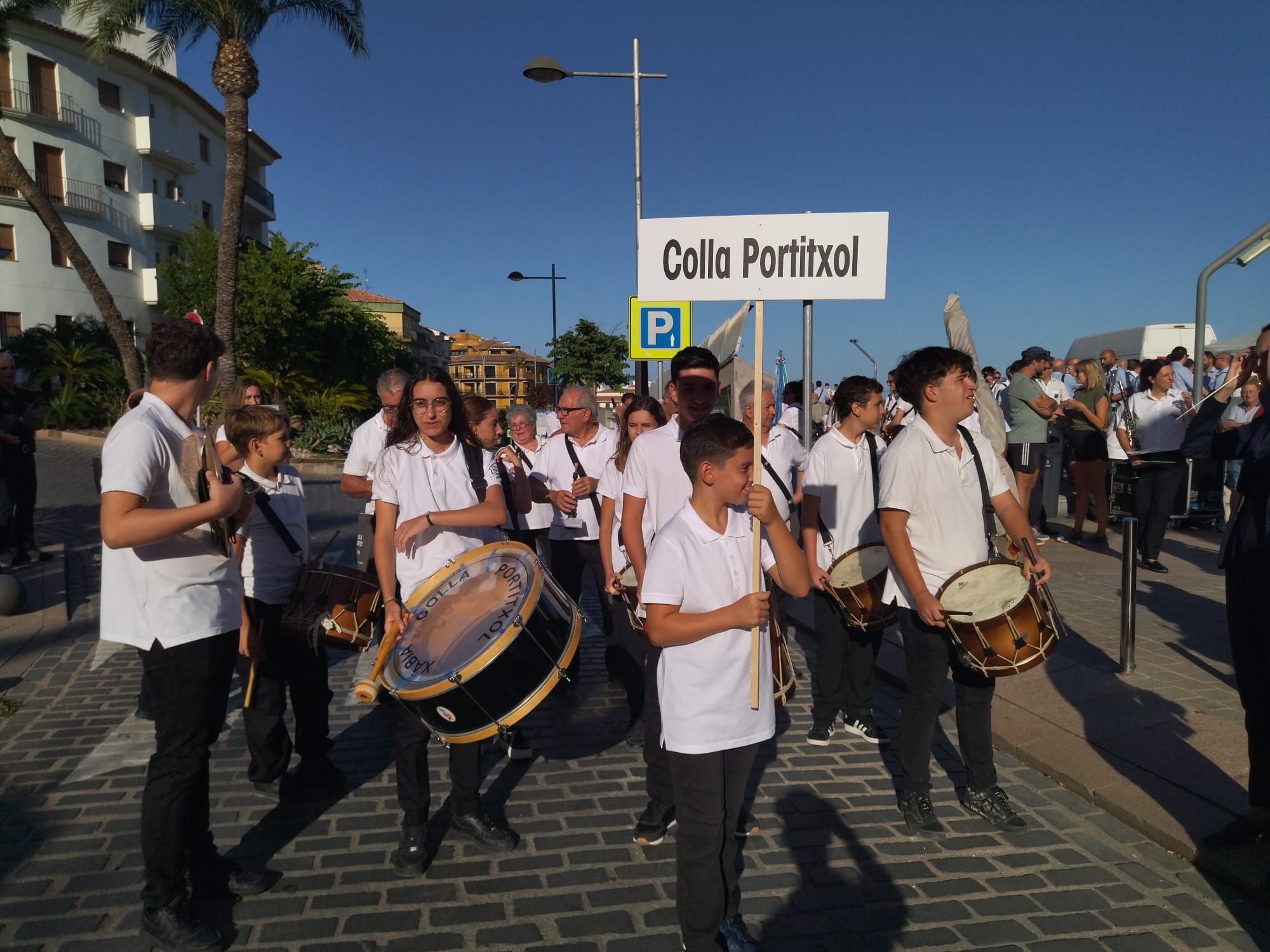 Xàbia, capital de la música: más de 800 músicos de toda la comarca llenan de vida las calles (imágenes)