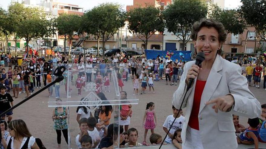 Aina Calvo leyó el pregón de fiesta frente a los vecinos del barrio.