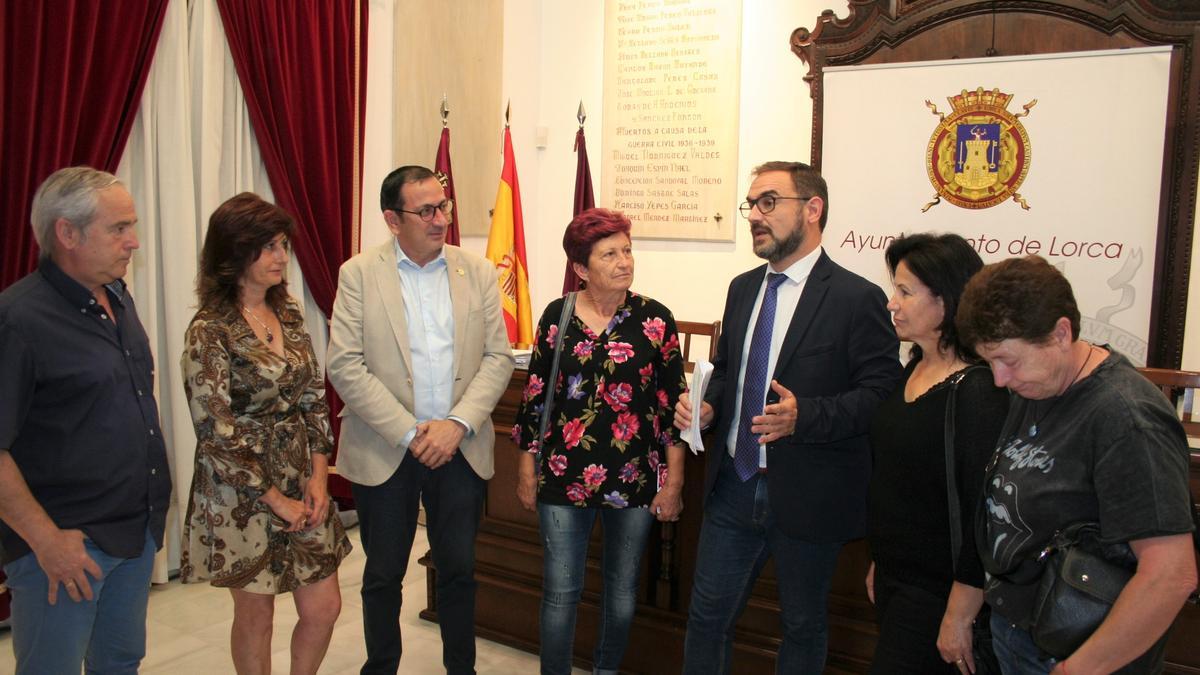 José Luis Ruiz Guillén y Diego José Mateos Molina (c) con afectados por la línea de alta tensión Hinojar-Águilas, este viernes.