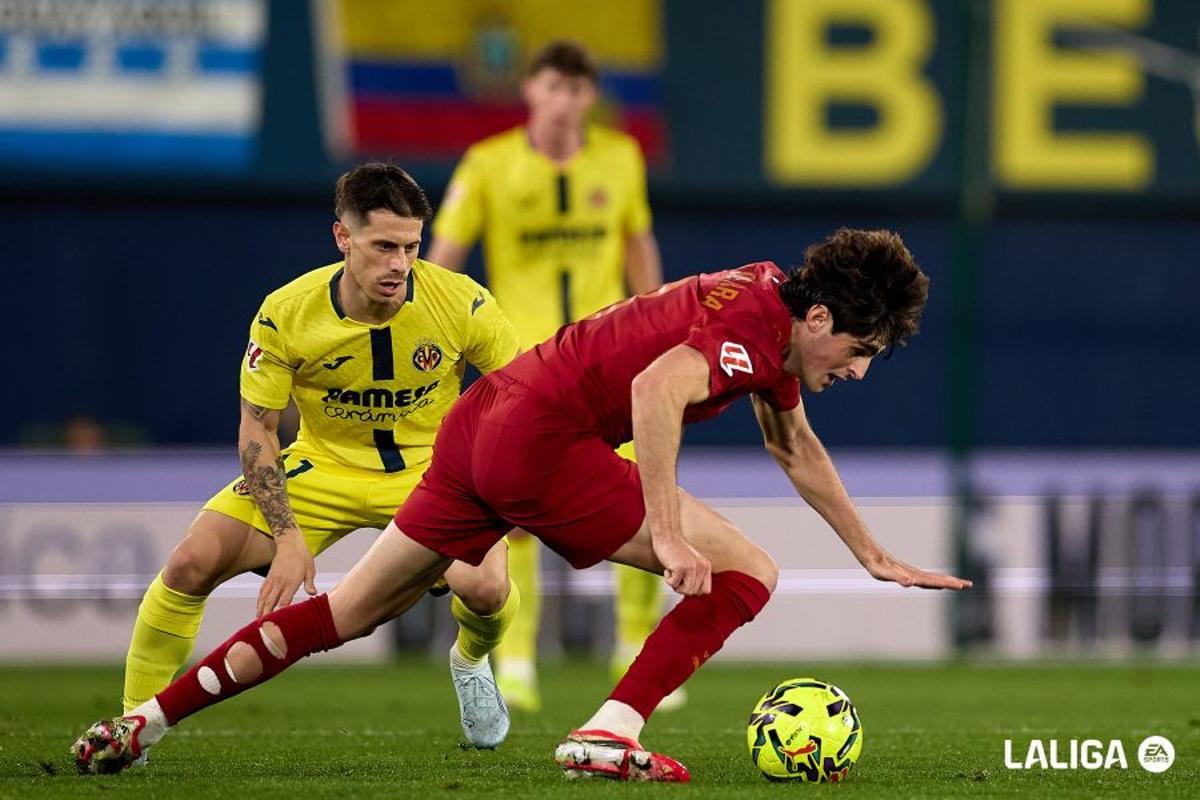 Javi Guerra apunto de caer al suelo con el balón en los pies