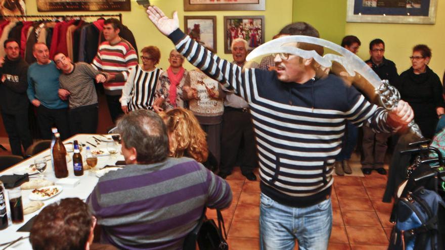 Algunos de los asistentes formando a ritmo de pasodoble.