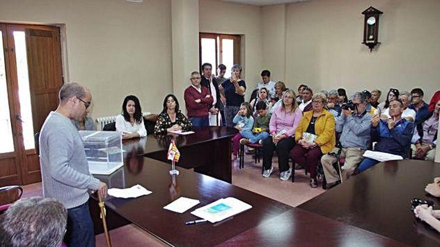 Eduardo Folgado dirige sus primeras palabras como alcalde de Fuentesaúco.