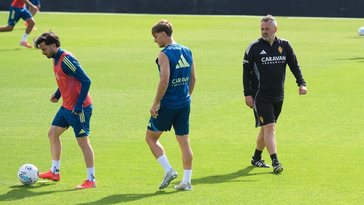 David Navarro observa a Sebas Moyano y Dani Gómez durante el entrenamiento del pasado jueves.