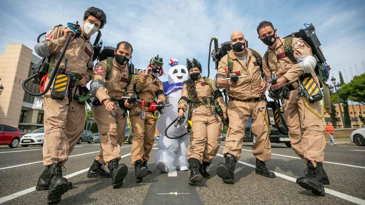 Los miembros de Ghostbusters Catalunya, de patrulla por la Plaza de Espanya. 