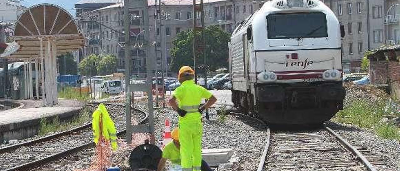 Operarios en la estación de Ourense, esta semana. // Iñaki Osorio