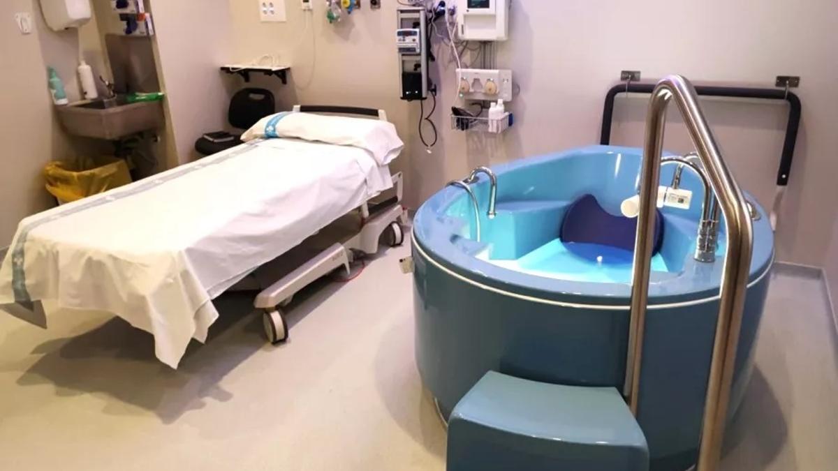 Una sala de parts del Trueta amb la incorporació recent d'una banyera per als parts a l'aigua.