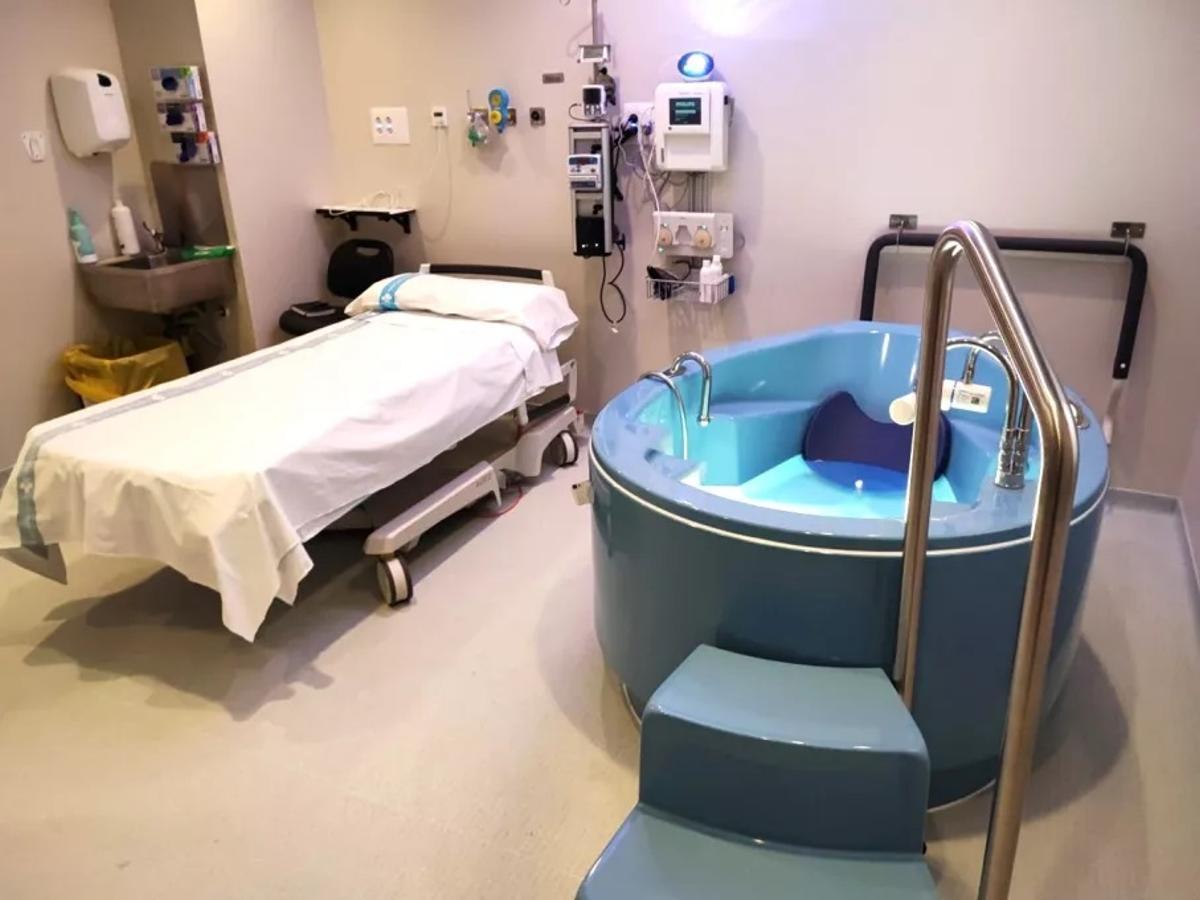 Una sala de parts del Trueta amb la incorporació recent duna banyera per als parts a laigua.