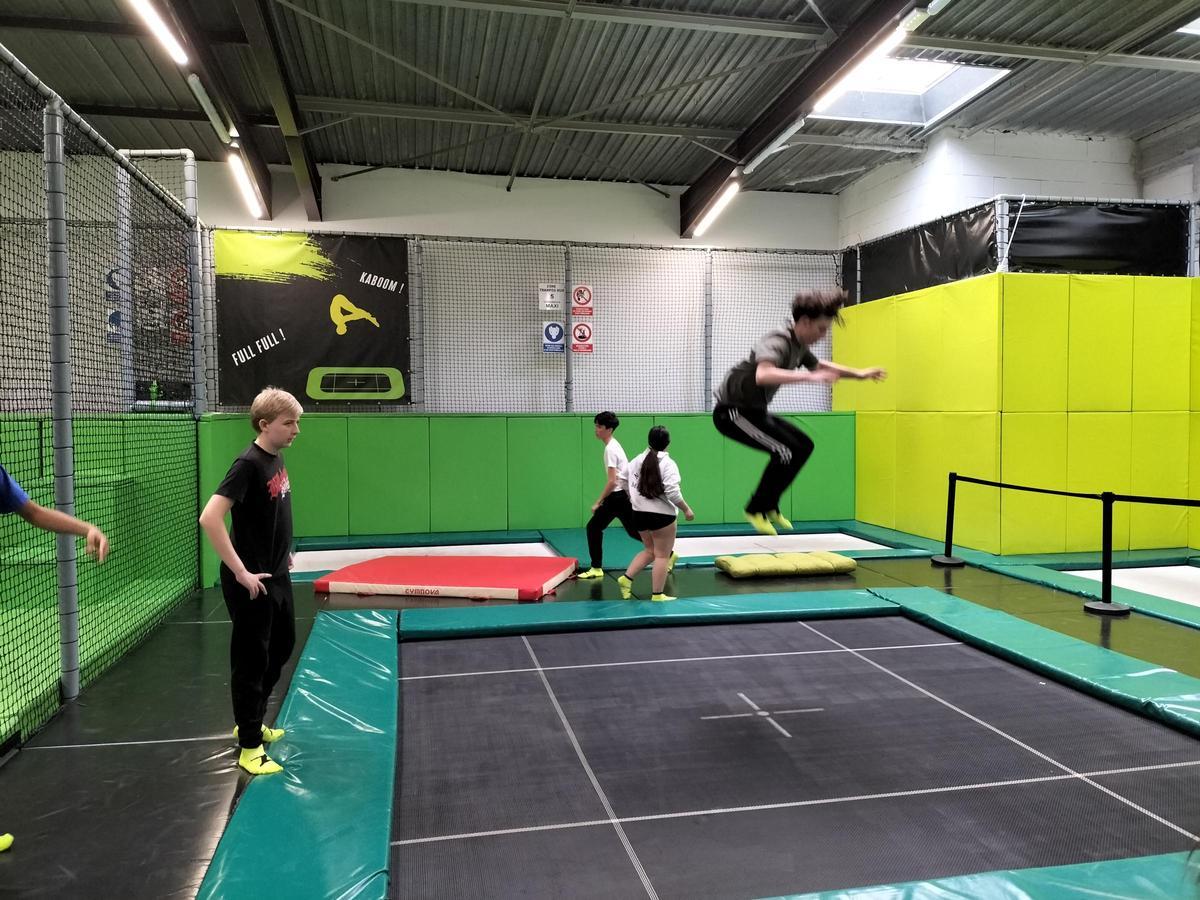 Los estudiantes zaragozanos en el trampoline park.