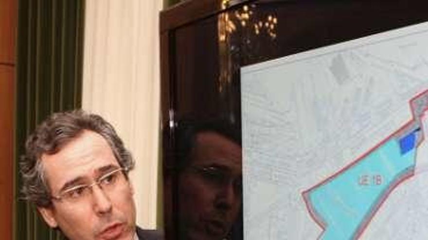 Fernando Couto, junto a un mapa con las parcelas del Solarón.