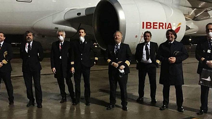 La tripulación del tercer vuelo de este corredor aéreo sanitario que han promovido Fenin, Iberia y el grupo Oesía.