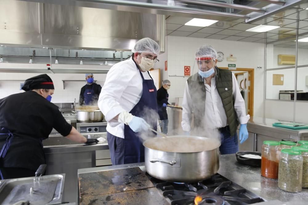 "Alicante Gastronómica Solidaria" quiere aportar a la sociedad una actividad solidaria y asistencial que preparará diariamente del orden de 300 comidas diarias en las instalaciones del CDT de Alicante