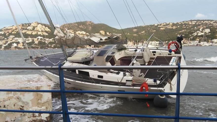 Un velero de unos 15 metros queda encallado en el Port d&#039;Andratx