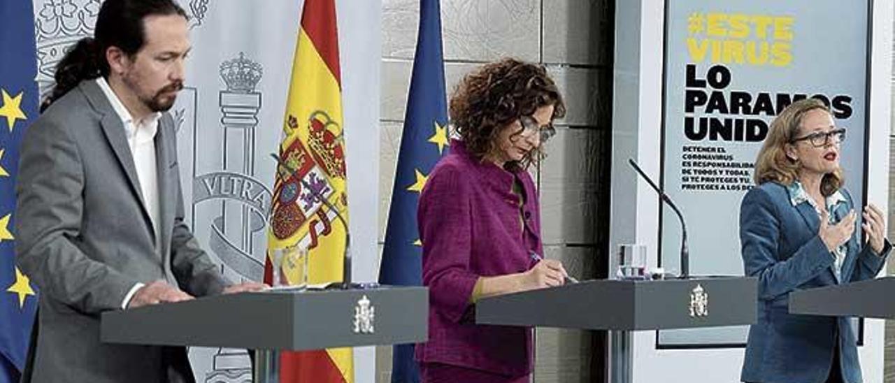 El vicepresidente social Pablo Iglesias, la ministra de Hacienda MarÃ­a JesÃºs Montero y la vicepresidenta econÃ³mica Nadia CalviÃ±o comparecen ayer tras el Consejo de Ministros.