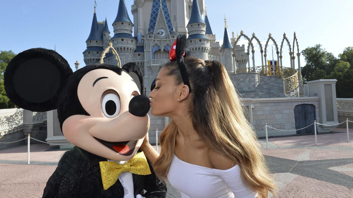 Mickey Mouse y Ariana Grande