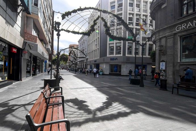 Colocado de alumbrado navideño en Triana