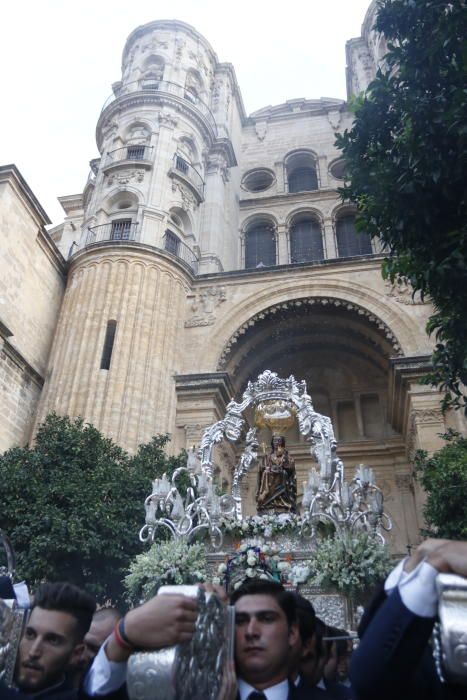 La salida procesional de Santa María de la Victoria desde la Encarnación hasta su Santuario cerró la anual novena dedicada a la imagen de la Patrona. En el cortejo de este 2019, junto al obispo de la Diócesis de Málaga, Jesús Catalá, estuvieron presentes el alcalde junto a personalidades del Consistorio y Junta de Andalucía