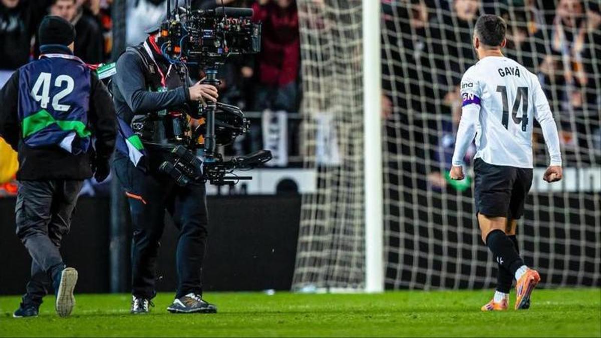 José Luis Gayà celebrando la victoria con la grada