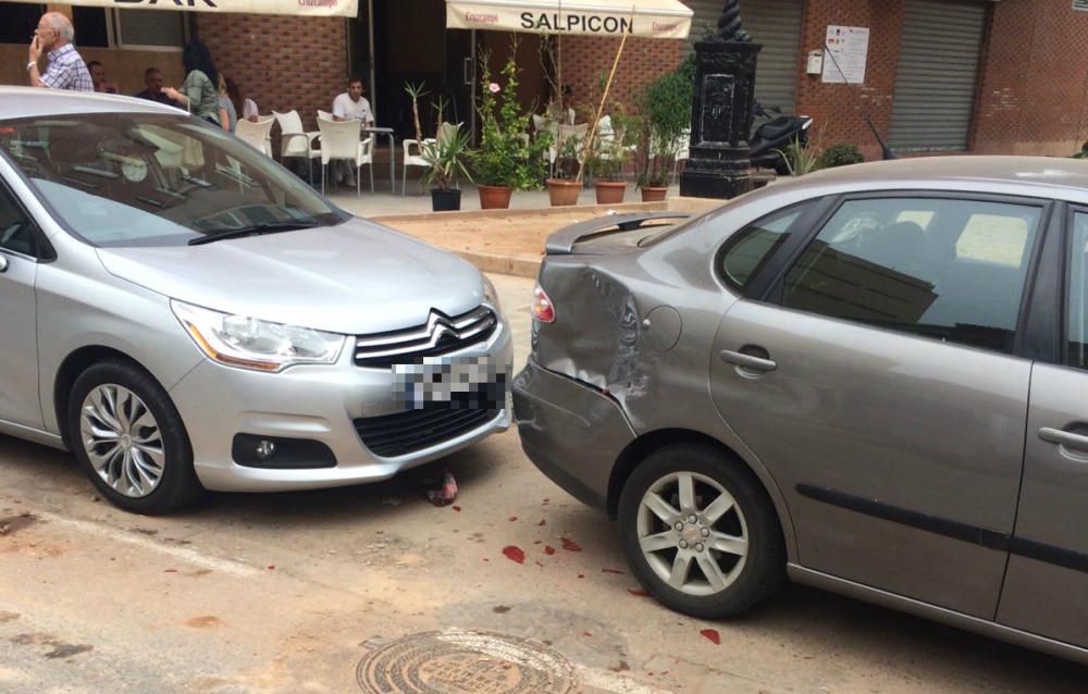 Un coche vuelca en Benicalap y destroza vehículos aparcados