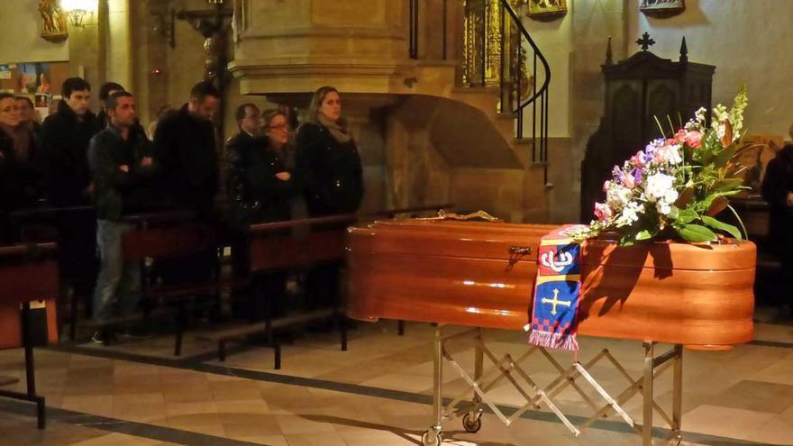 El féretro de Miguel Ángel Redondo, con la bufanda del Condal, ayer, durante el funeral.